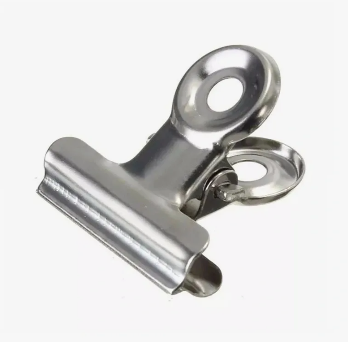 Зажим-прищепка для краски, хны, составов для ламинирования в саше (металлическая) Зажим-прищепка для краски, хны, составов для ламинирования в саше (металлическая)